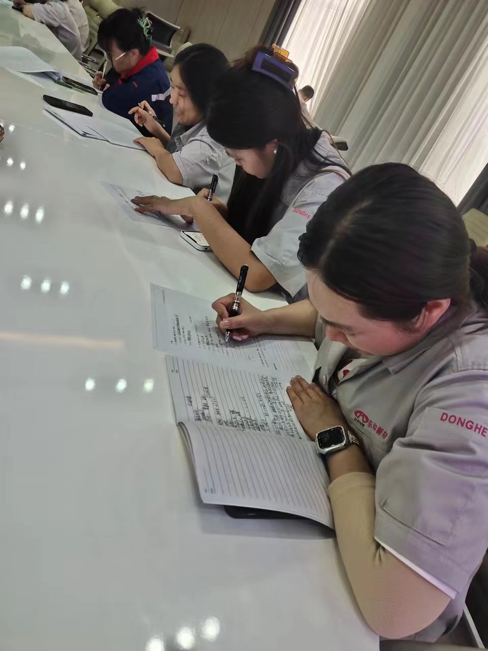 6、現(xiàn)場測評環(huán)節(jié)參訓(xùn)人員認(rèn)真答卷.jpg
